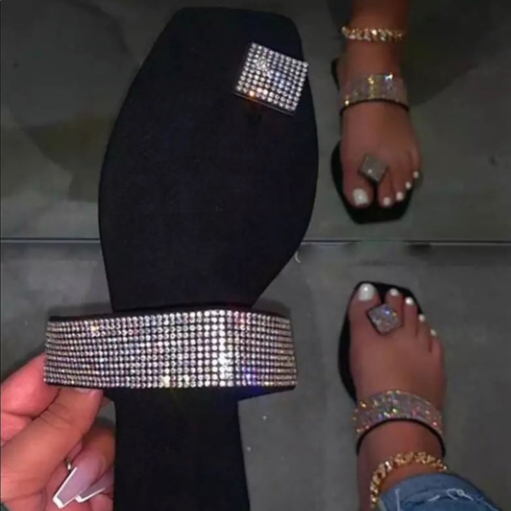 Black diamond print flat slides